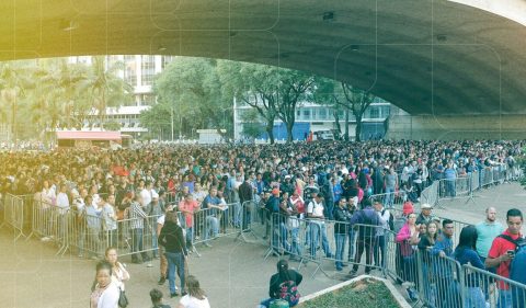 Trabalhadores fazem fila em mutirão de emprego no Vale do Anhangabaú em São Paulo (Foto - Edílson Dantas/Agência O Globo)