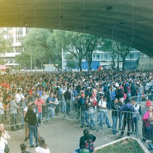Fila de pessoas procurando emprego no Vale do Anhangabaú