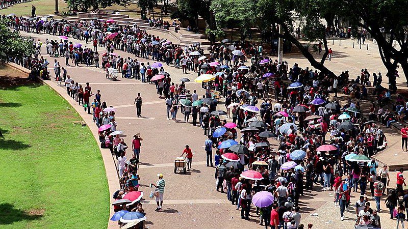 Desemprego fica em 10,5% no trimestre até abril, menor taxa para o período desde 2015, diz IBGE