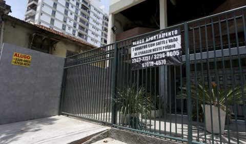 Na foto, placas de ''Aluga-se'' na Rua Dois de Fevereiro, bairro Encantado, Rio de Janeiro. - Foto: Fabiano Rocha/Agência O Globo