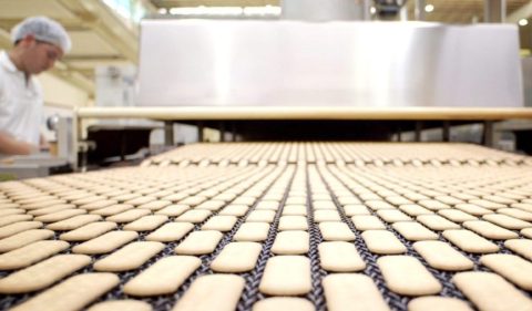 Linha de produção da M. Dias Branco, fabricante de massas e biscoitos, que é listada na B3 (O Globo)