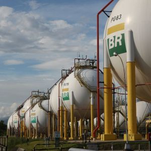 Esferas de armazenamento de gás liquefeito de petróleo (GLP) da refinaria Duque de Caxias, da Petrobras