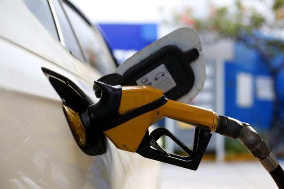 Gasolina tem nova alta semanal e custa em média R$ 6,710, diz ANP