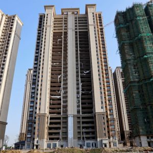 Foto de prédios em construção para ilustrar uma matéria sobre Fundos de Investimento Imobiliário (FII) de desenvolvimento, dentre eles TGAR11 e KNRE11