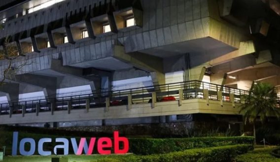 Foto da sede da Locaweb (LWSA3) com o letreiro da empresa em destaque.