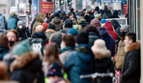 Pessoas fazem longa fila para teste de Covid em Berlim, na Alemanha Foto: Globo/ 14-1-2022