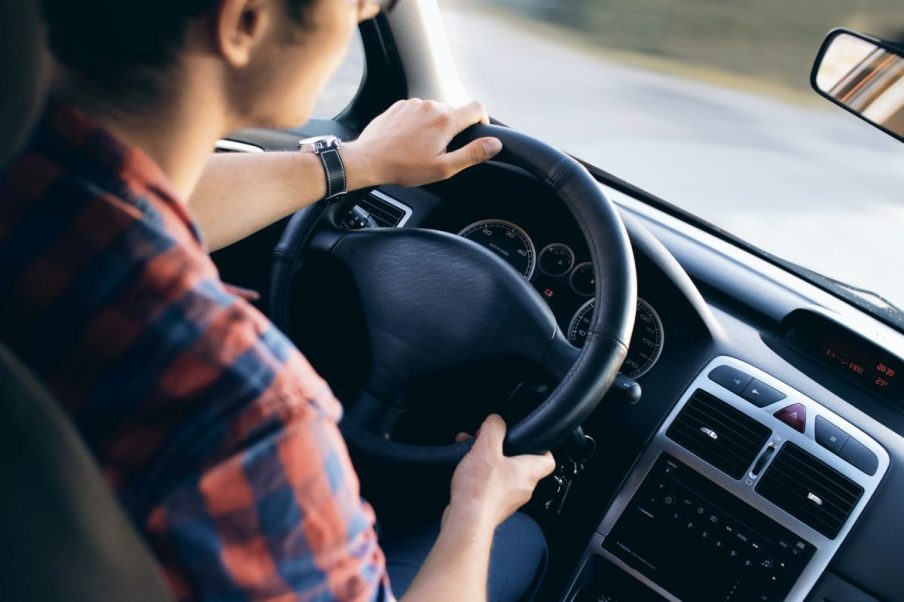 Seguro do carro para jovens pode custar quase o dobro, aponta índice