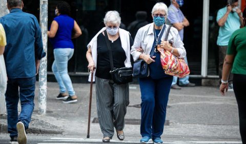 Quase dois anos depois do começo da pandemia, nove entre cada dez brasileiros ouvidos ainda pretendem usar máscaras — Foto: Brenno Carvalho/Agência O Globo