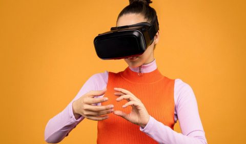Mulher interage com uso de óculos de realidade virtual: Metaverso já é realidade — (Foto: Sound On/Pexels)