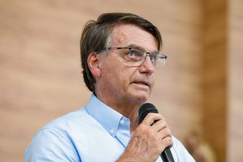 TSE dá cinco dias para Bolsonaro explicar ataques às urnas em reunião com embaixadores