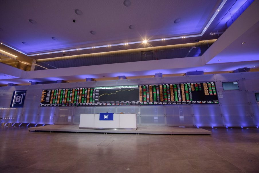 Ibovespa termina pregão em queda com quadro fiscal e cena externa no radar; dólar fecha em alta