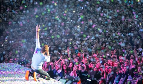 Chris Martin, do grupo Coldplay, em apresentação de 2017 em Manchester, Inglaterra. - Foto: Associated Press/Rex Features