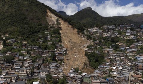Petrópolis (RJ), fevereiro de 2022: mais de 230 pessoas morreram em decorrência dos deslizamentos provocados pela chuva. Na imagem, Morro da Oficina, onde ocorreu a maior parte das mortes.  - Foto: Márcia Foletto