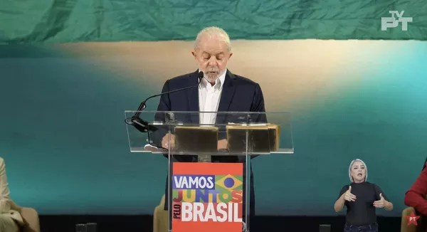 O ex-presidente Luiz Inácio Lula da Silva discursa no lançamento da pré-campanha da chapa Lula-Alckmin, em São Paulo — Foto: Twitter/PT Brasil