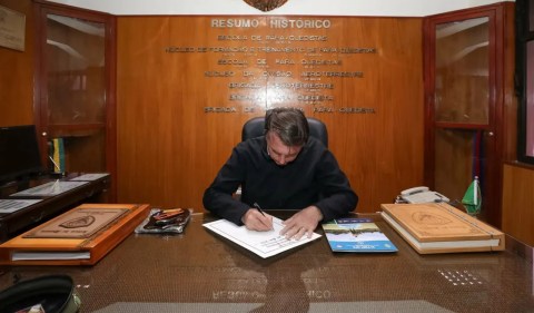 Bolsonaro em cerimônia de formatura do 76º Aniversário da Brigada de Infantaria Pára-quedista / Crédito: Clauber Cleber Caetano/PR
