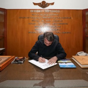 Bolsonaro em cerimônia de formatura do 76º Aniversário da Brigada de Infantaria Pára-quedista / Crédito: Clauber Cleber Caetano/PR