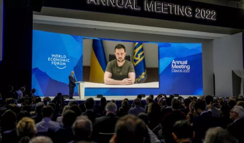Presidente da Ucrânia, Volodymyr Zelensky, faz discurso no Fórum Econômico Mundial — Foto: Markus Schreiber/AP

