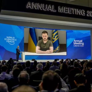 Zelensky é ovacionado em Davos e compara momento a estopins de guerras mundiais
