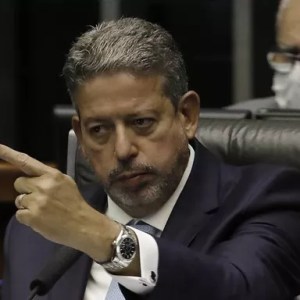 Governo tenta trazer deputados que viajaram e ter quórum para aprovar PEC dos benefícios hoje
