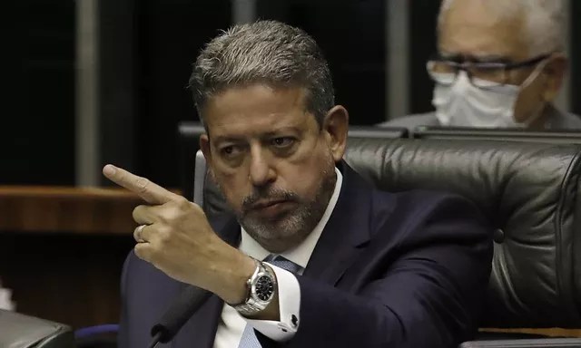 Governo tenta trazer deputados que viajaram e ter quórum para aprovar PEC dos benefícios hoje