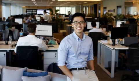 Rápida ascensão: Bernardo Yamane, de 27 anos, entrou no escritório de investimentos InvestSmart, ligado à XP, quando cursava Economia. Em pouco tempo virou assessor de contas de alta renda — Foto: Fábio Rossi/Agência O Globo
