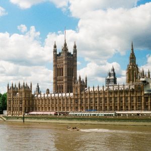 Boris Johnson enfrenta voto de desconfiança no Parlamento e pode deixar o cargo