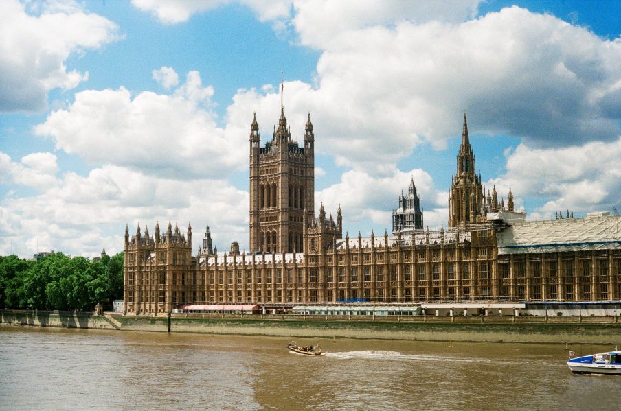 Boris Johnson enfrenta voto de desconfiança no Parlamento e pode deixar o cargo