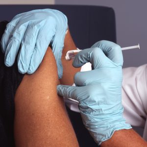 Média móvel de casos de Covid-19 no Brasil é a maior desde março