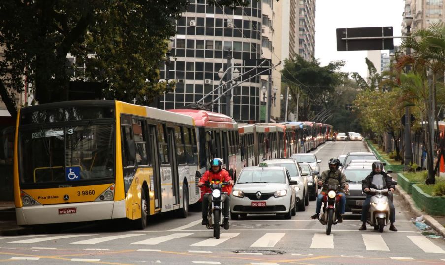Foto de avenida em São Paulo representa o que abre e fecha em 12 de outubro