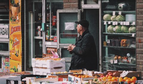 Comércio na cidade russa de Vladivostok (Foto: Pavel Anoshin/Unsplash)