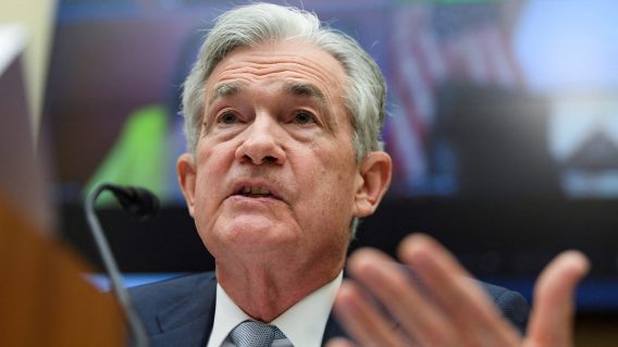 Foto do presidente do Federal Reserve, Jerome Powell. Ele é homem, branco e gesticula. O Fed determina o futuro da taxa de juros nos Estados Unidos.