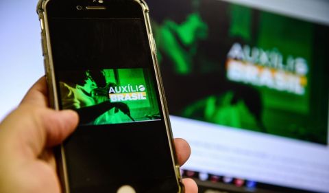 Aplicativo do Auxílio Brasil (Foto: Marcello Casal Jr./Agência Brasil)