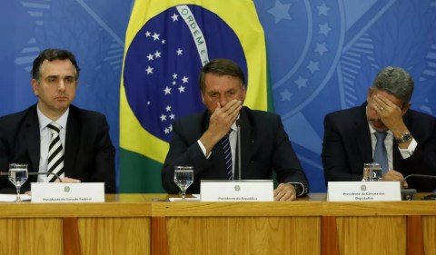 Bolsonaro entre os presidentes do Senado, Rodrigo Pacheco (PSD-MG) e Arhtur Lira (PP-AL) no Planalto. (Foto: Cristiano Mariz)