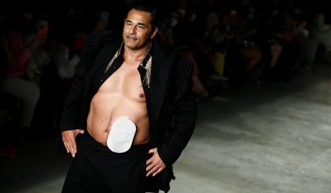 Ator Luciano Szafir desfila com criações de Walerio Araujo na Sao Paulo Fashion Week em Novembro de 2021. - REUTERS/Carla Carniel