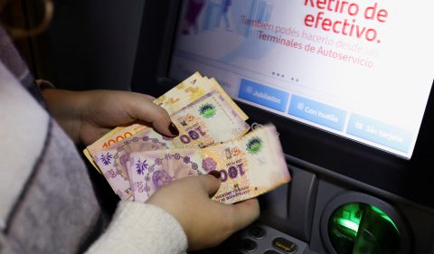Argentinos sacam US$ 1 bilhão de bancos em meio a turbulência econômica. REUTERS/Cristina Sille NO RESALES. NO ARCHIVES