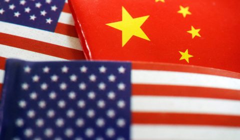 Bandeiras dos Estados Unidos e da China. Foto: REUTERS/Florence Lo/Illustration
