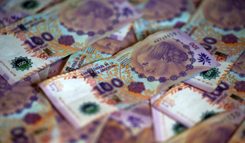 Notas de 100 pesos argentinos. Foto: Agustin Marcarian/Illustration/Reuters