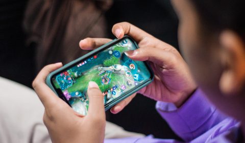 O mercado brasileiro de games deve crescer 6% em 2022; gamer brasileiro tem preferência por jogos em Smartphones. - Foto: Unsplash