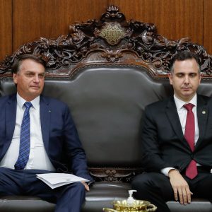 Ida de Bolsonaro ao funeral de Elizabeth 2ª faz Mourão e Lira saírem do país