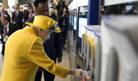 Rainha Elizabeth 2a. no metrô, em Londres (Foto: Reprodução/Twitter/@RoyalFamily)