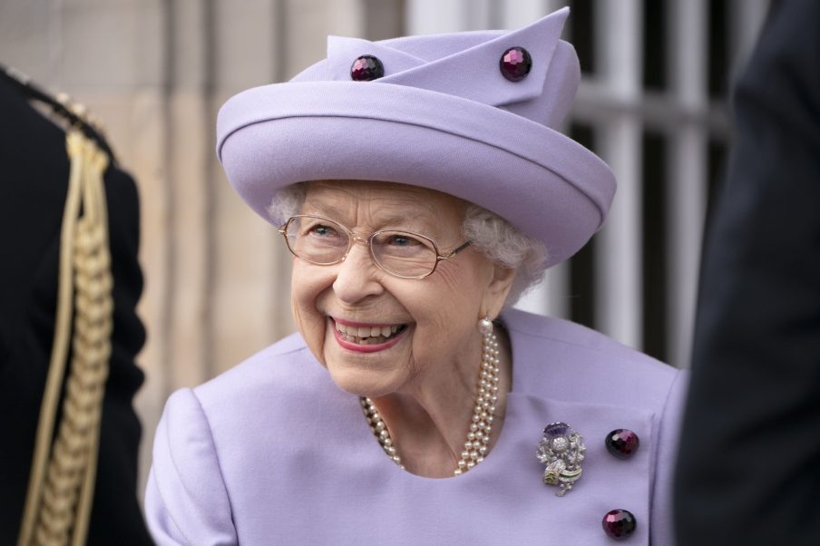 Rainha Elizabeth II é colocada sob supervisão médica