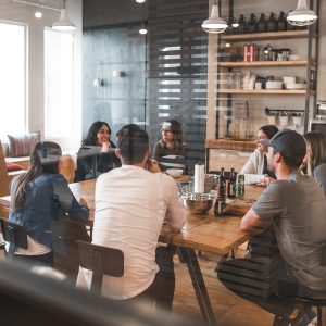 IF Hoje: Prévia do Payroll, pesquisas PMI e discussões políticas estão no radar do investidor