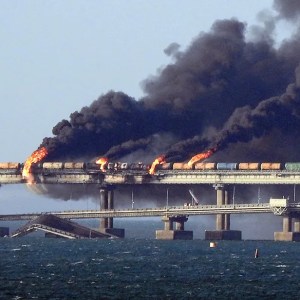 Explosão destrói parte de ponte que liga Rússia à Crimeia