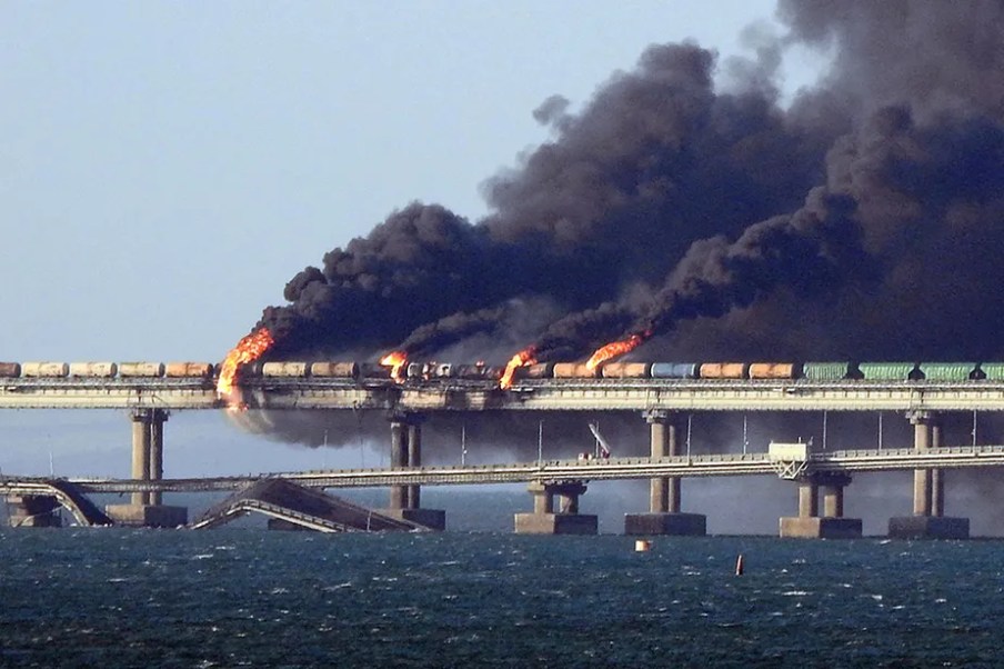 Explosão destrói parte de ponte que liga Rússia à Crimeia