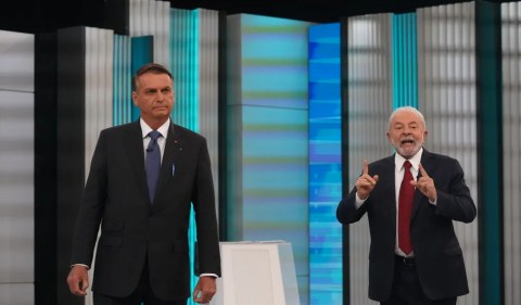 Lula gesticula durante fala no debate da Globo ao lado de Bolsonaro — Foto: Stephanie Rodrigues/g1
