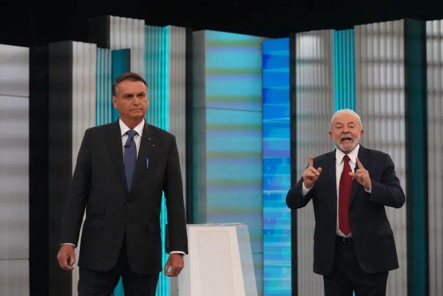 Lula gesticula durante fala no debate da Globo ao lado de Bolsonaro — Foto: Stephanie Rodrigues/g1