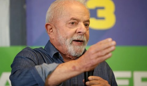 Lula em festa de aniversário organizada por respresentantes da área cultural no Rio (Foto: Miguel Schincariol / AFP)