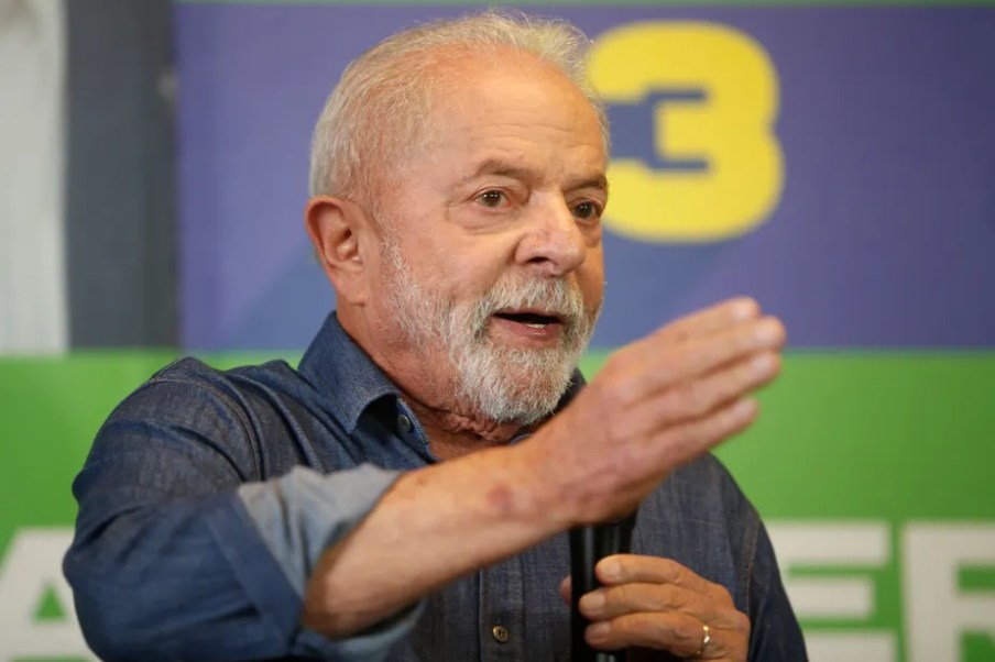 Classe cultural do Rio organiza festa na Cinelândia para festejar os 77 anos de Lula Miguel Schincariol / AFP