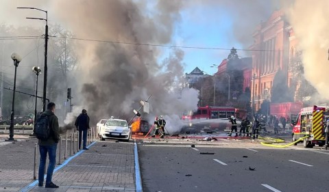 Bombeiros tentam apagar incêndio em área atingida por ataque. Foto: Reprodução / Twitter
