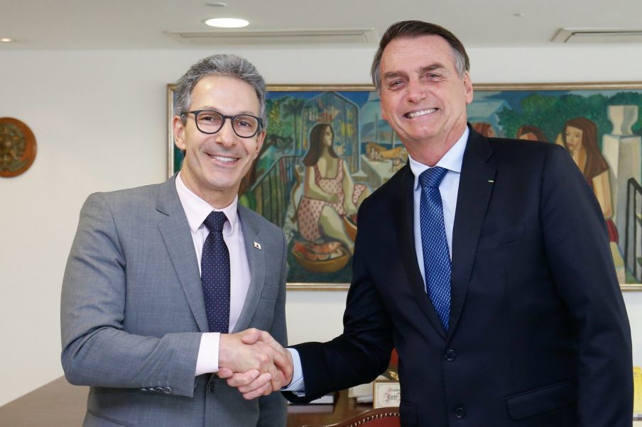 Romeu Zema (NOVO), ao lado do presidente Jair Bolsonaro (PL)